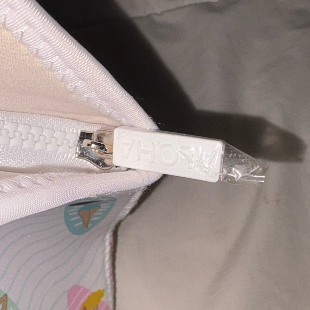 SOHA Living, made in Hawaii, beach cooler bag with zipper,new with tags, $14 OBO - Picture 7 of 8